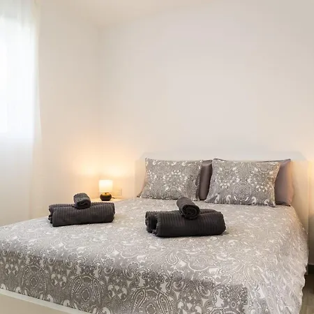 Apartment Casa Lucien - Newly Refurbished With Swimming Pool - Ideal For Couples *